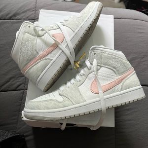 Women’s size 9 Nike Air Jordans 1 Mis Se It Ore/atmosphere white.